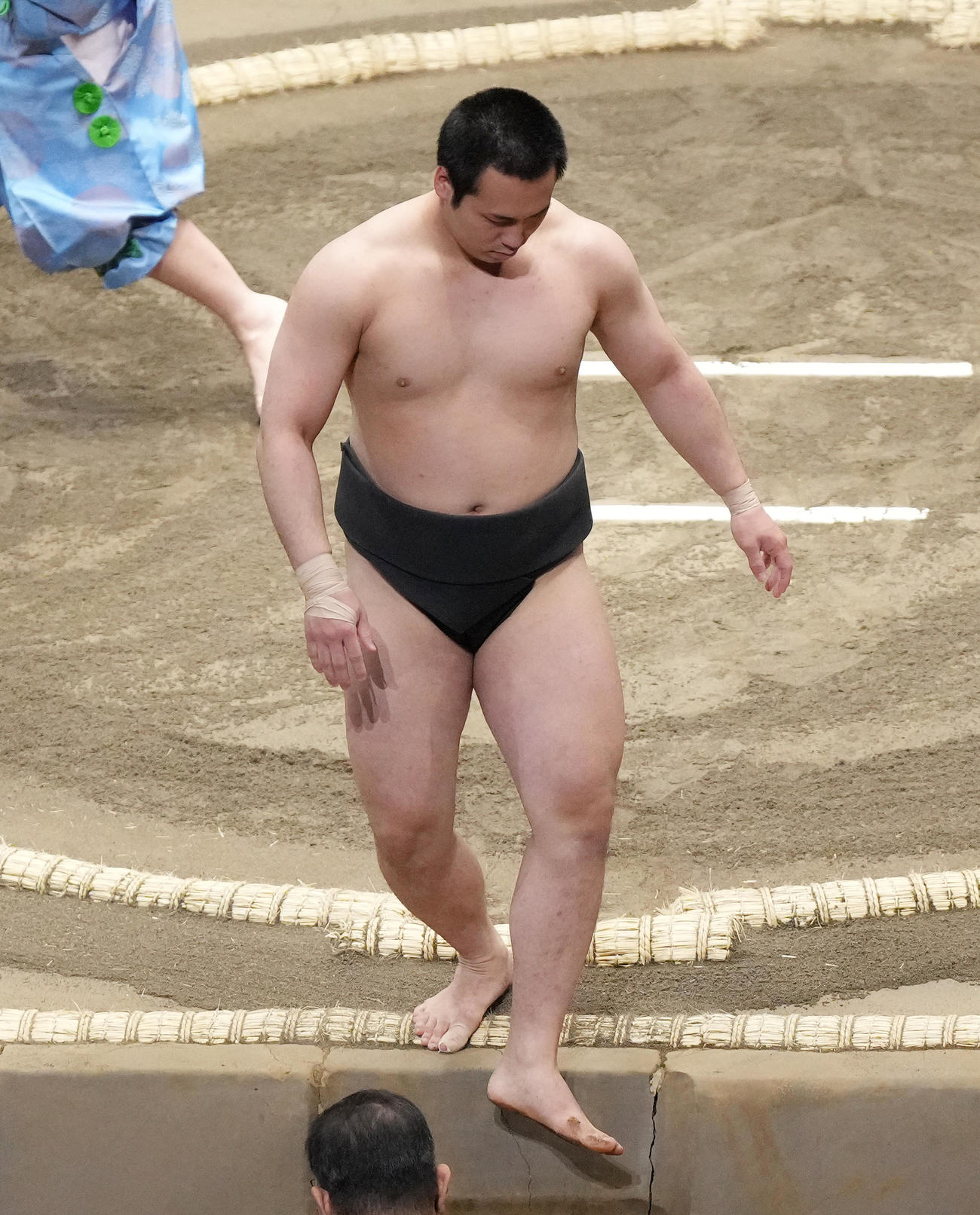 前相撲で山田海を破り引き揚げる須山（撮影・菅敏）