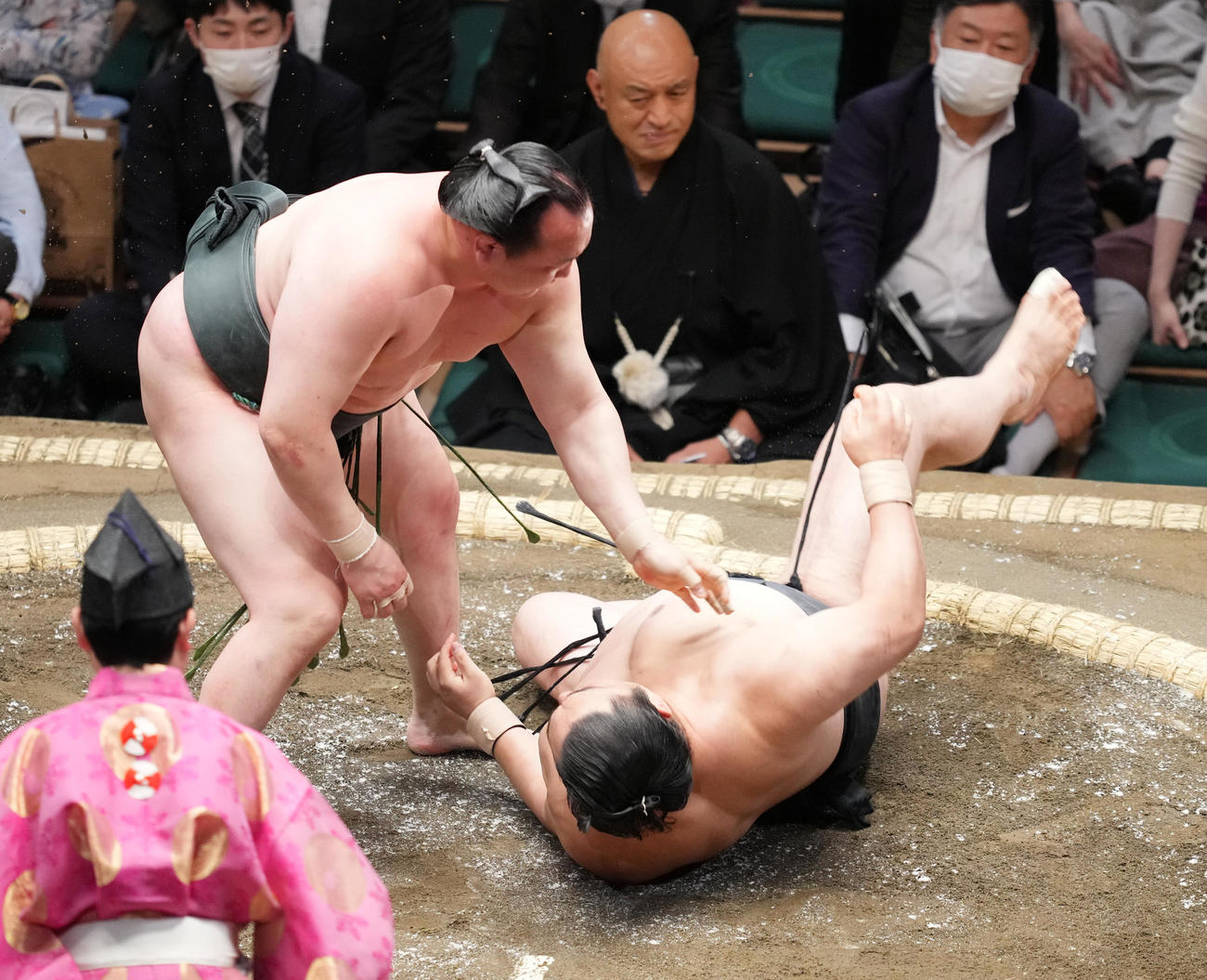 隠岐の海（右）を下手投げで破る千代翔馬（撮影・菅敏）