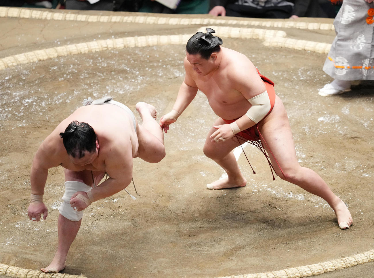 北勝富士（左）を突き落としで破る豊昇龍（撮影・菅敏）