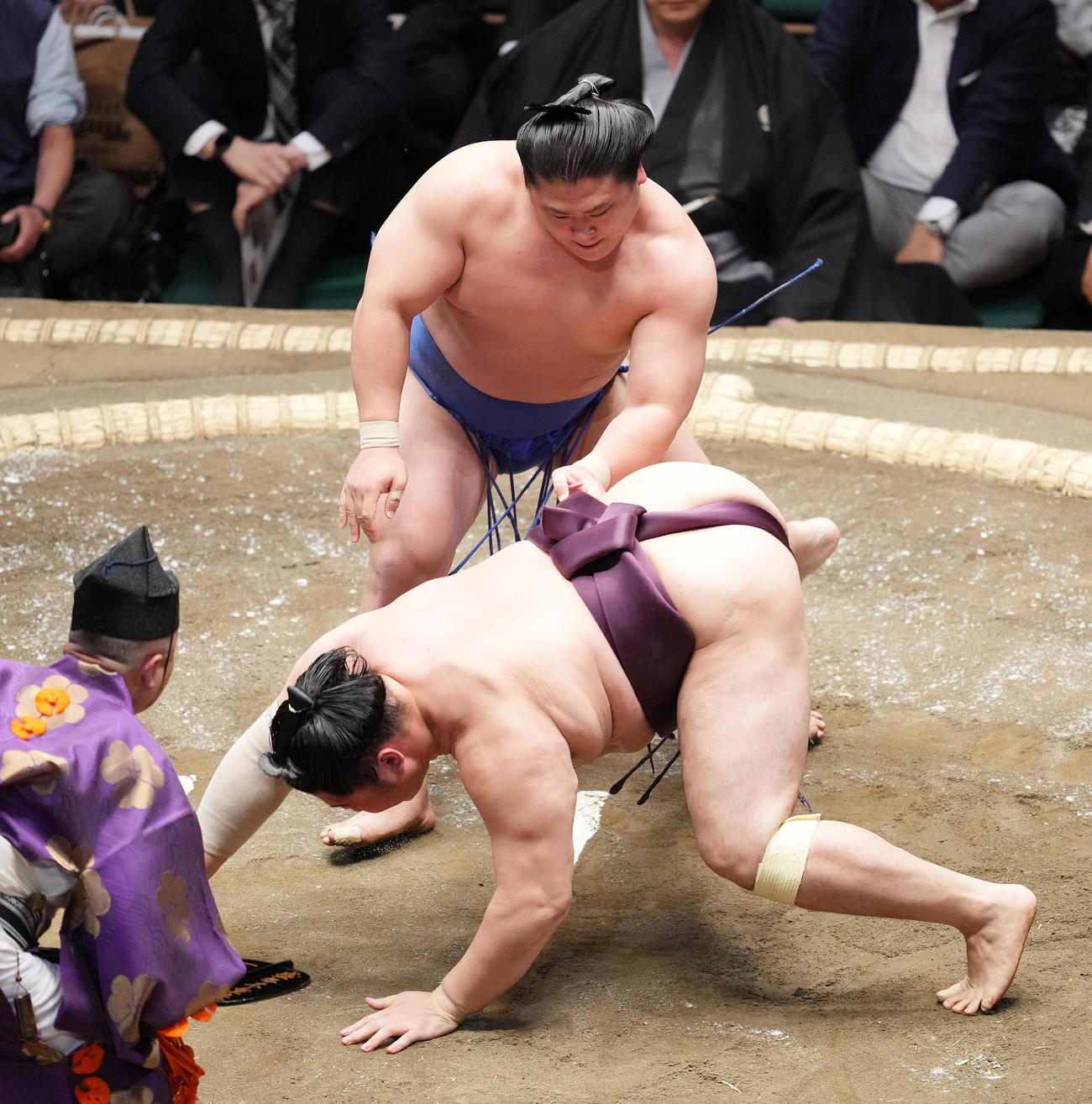 遠藤（手前）を上手出し投げで破る若隆景（撮影・菅敏）