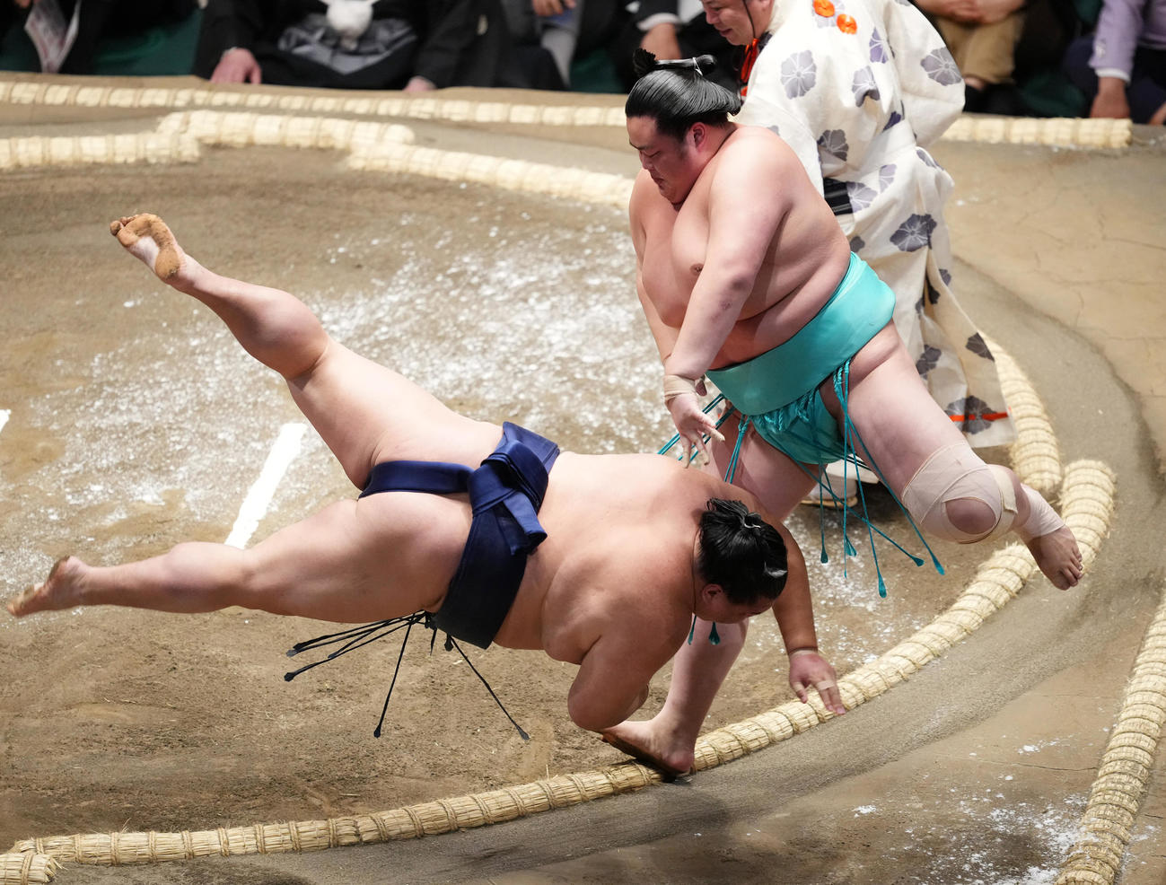 御嶽海（左）を突き落としで破る琴ノ若（撮影・菅敏）