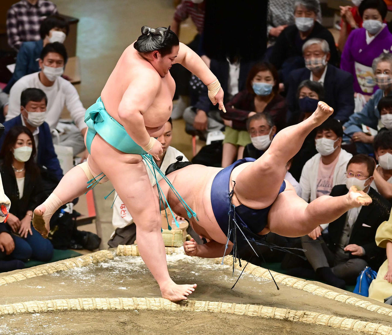 琴ノ若（左）は突き落としで御嶽海を破る（撮影・小沢裕）