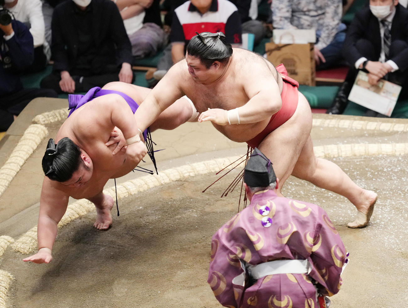 貴景勝（左）を押し倒しで破る高安（撮影・菅敏）