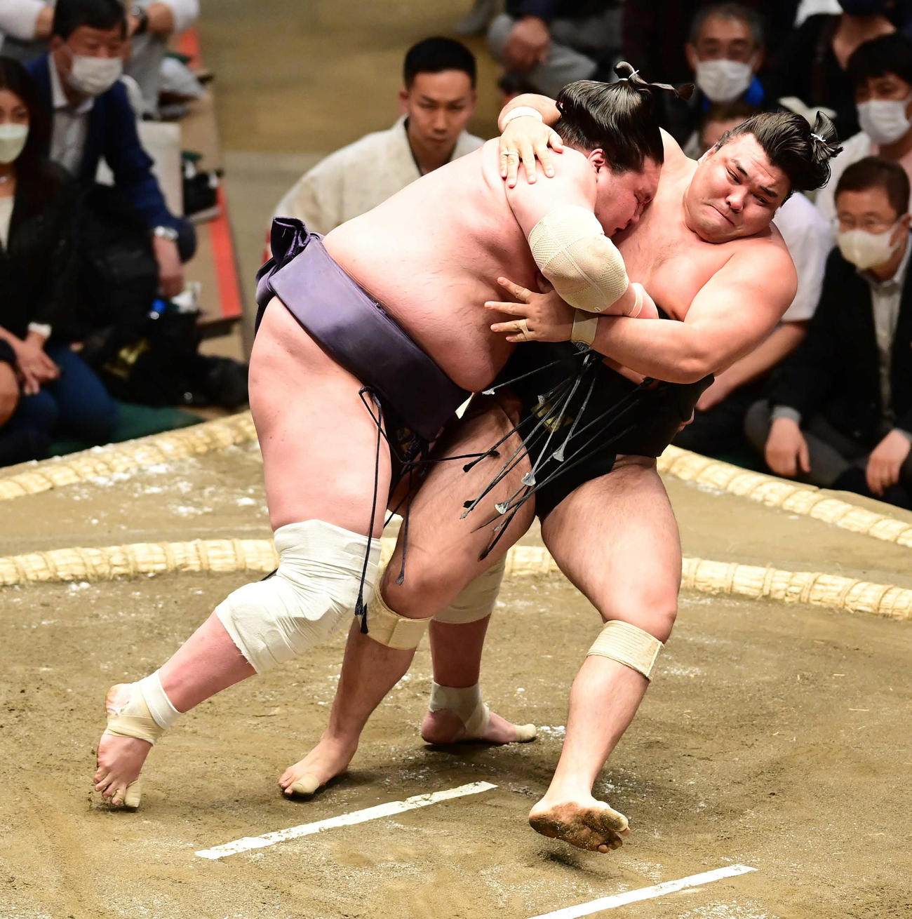 照ノ富士（左）は切り返しで霧馬山を破る（撮影・小沢裕）