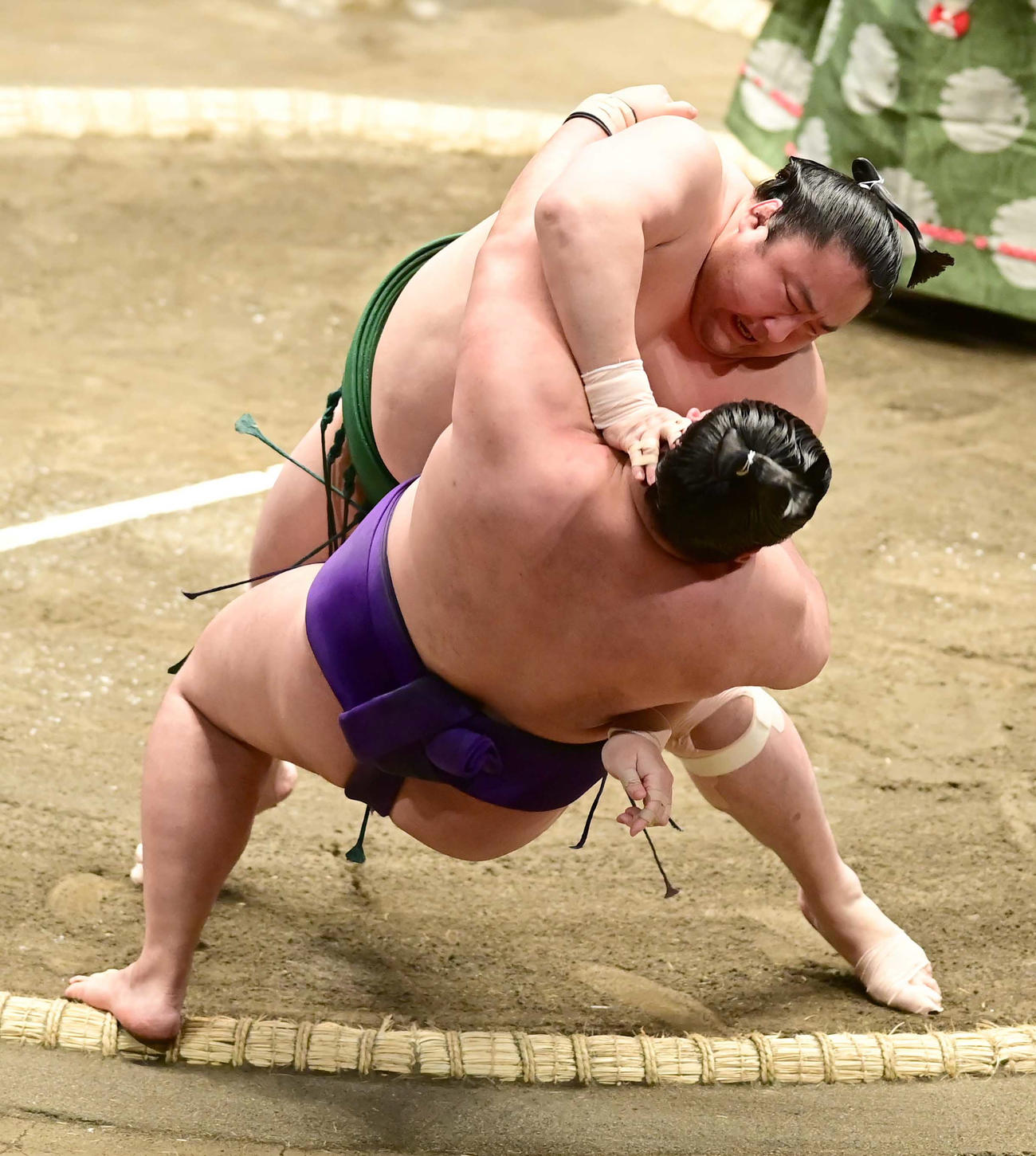 佐田の海は明生（手前）を寄り倒しで破る（撮影・小沢裕）