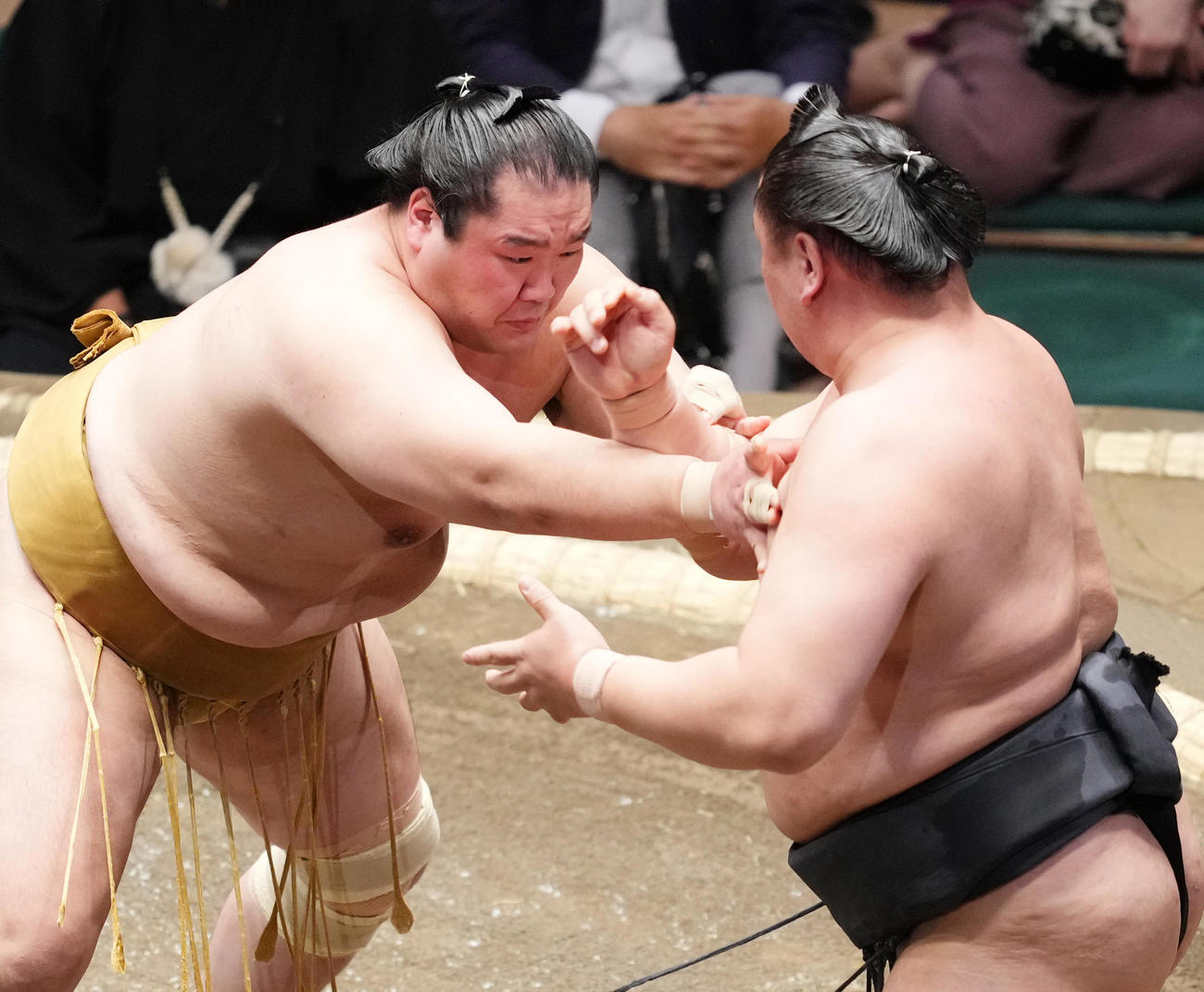 東龍（右）を攻める輝（撮影・菅敏）