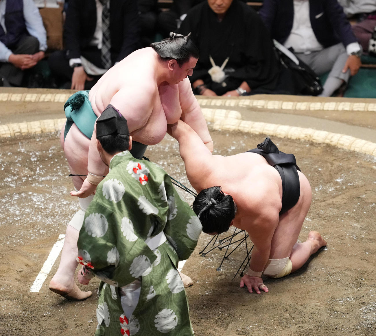 妙義龍（右）を小手投げで破る碧山（撮影・菅敏）