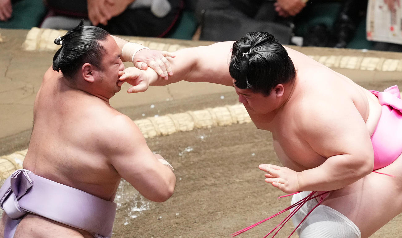 琴恵光（左）を攻める宇良（撮影・菅敏）