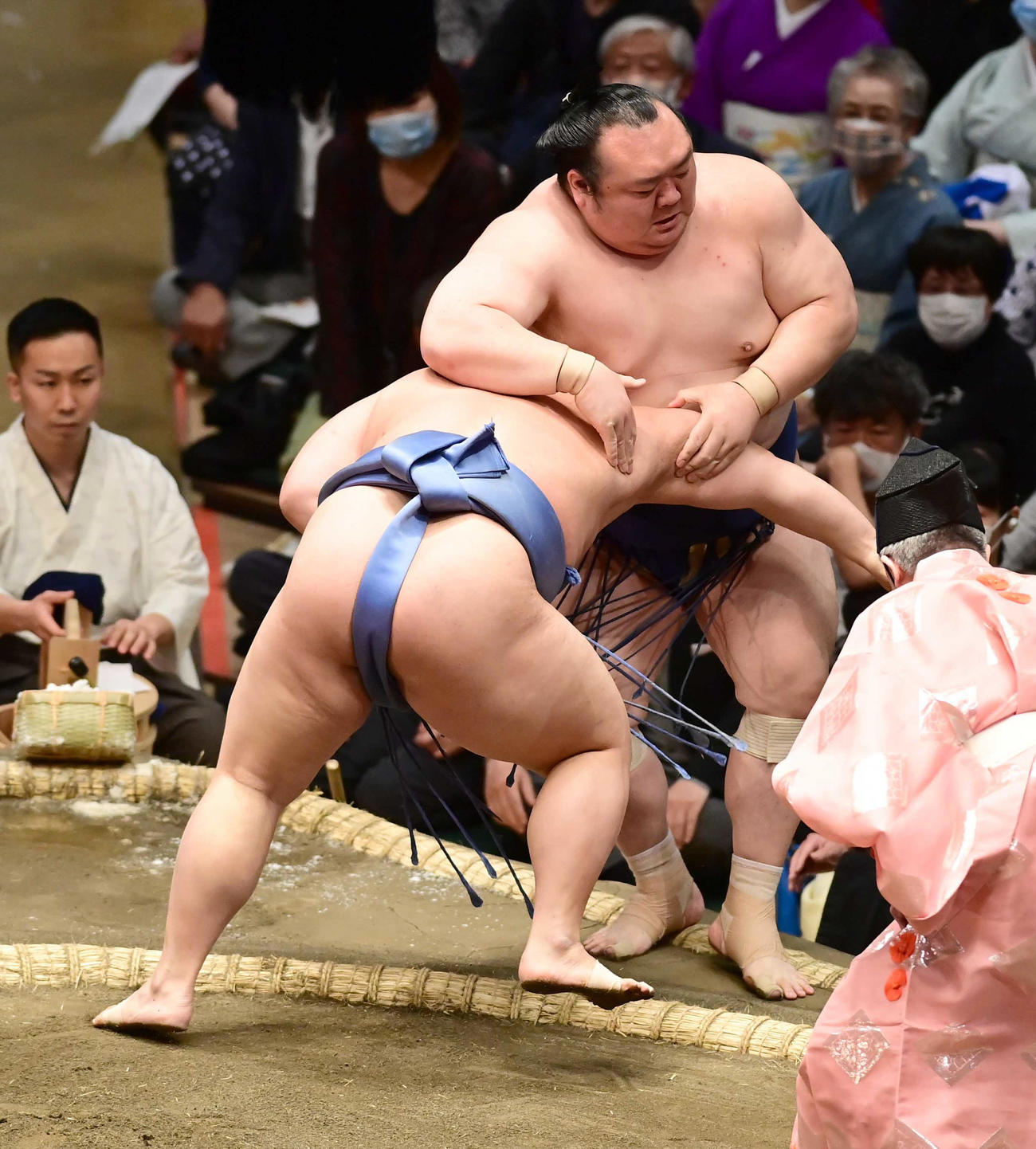 翔猿（左）は宝富士を寄り切りで破る（撮影・小沢裕）