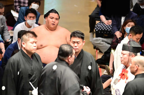 琴ノ若との一番で物言いが付き審判団の協議を見守る御嶽海（撮影・小沢裕）