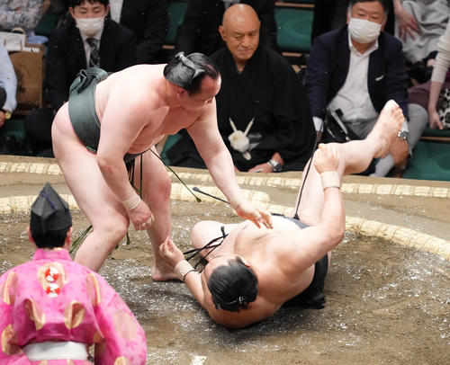 隠岐の海（右）を下手投げで破る千代翔馬（撮影・菅敏）