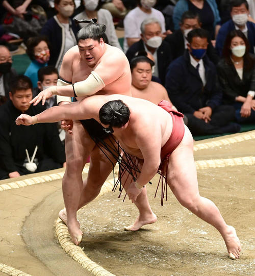 阿炎は隆の勝（手前）を突き落としで破る（撮影・小沢裕）