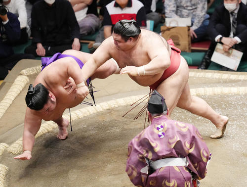 貴景勝（左）を押し倒しで破る高安（撮影・菅敏）