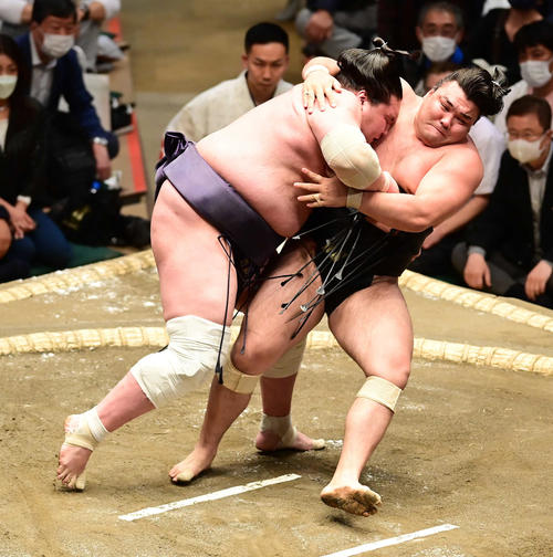 照ノ富士（左）は切り返しで霧馬山を破る（撮影・小沢裕）