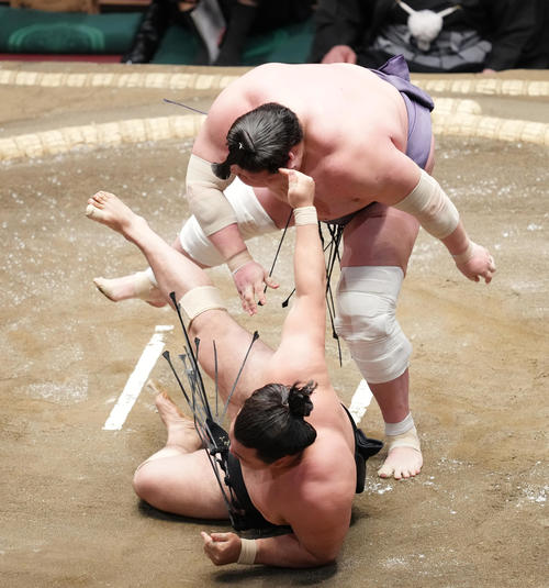 霧馬山（下）を切り返しで下す照ノ富士（撮影・菅敏）