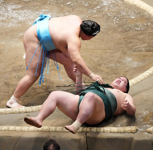 錦木（手前）を下手投げで破る琴勝峰（撮影・菅敏）