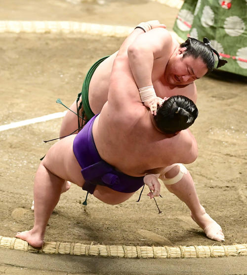 佐田の海は明生（手前）を寄り倒しで破る（撮影・小沢裕）