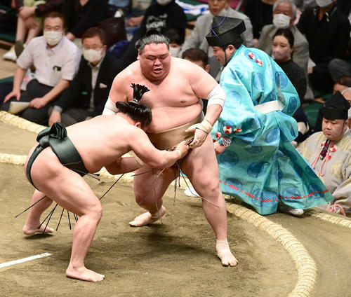 翠富士（左）は荒篤山を土俵際へ攻め込む（撮影・小沢裕）
