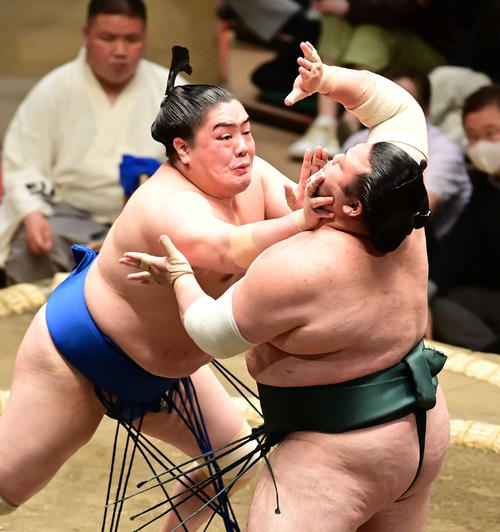 立ち合いで豊山（右）をのど輪で攻める一山本（撮影・小沢裕）