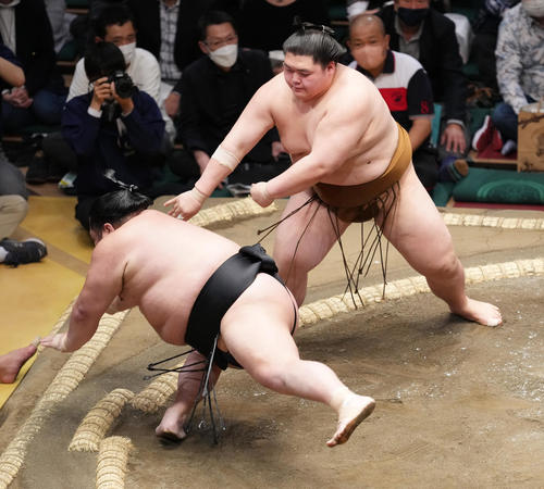 千代大龍（左）を突き落としで破る王鵬（撮影・菅敏）