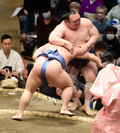 翔猿（左）は宝富士を寄り切りで破る（撮影・小沢裕）