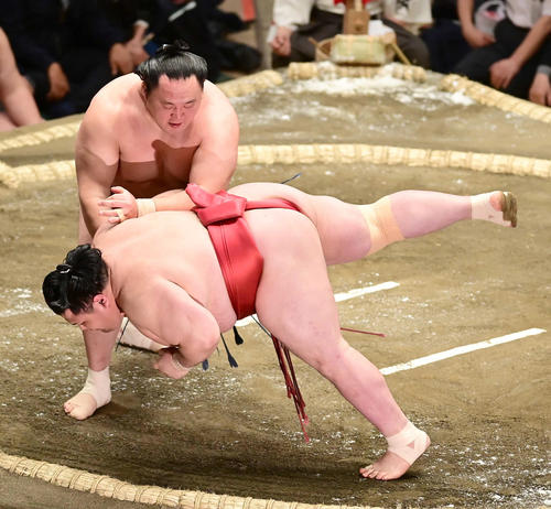 玉鷲は阿武咲（手前）を突き落としで破る（撮影・小沢裕）