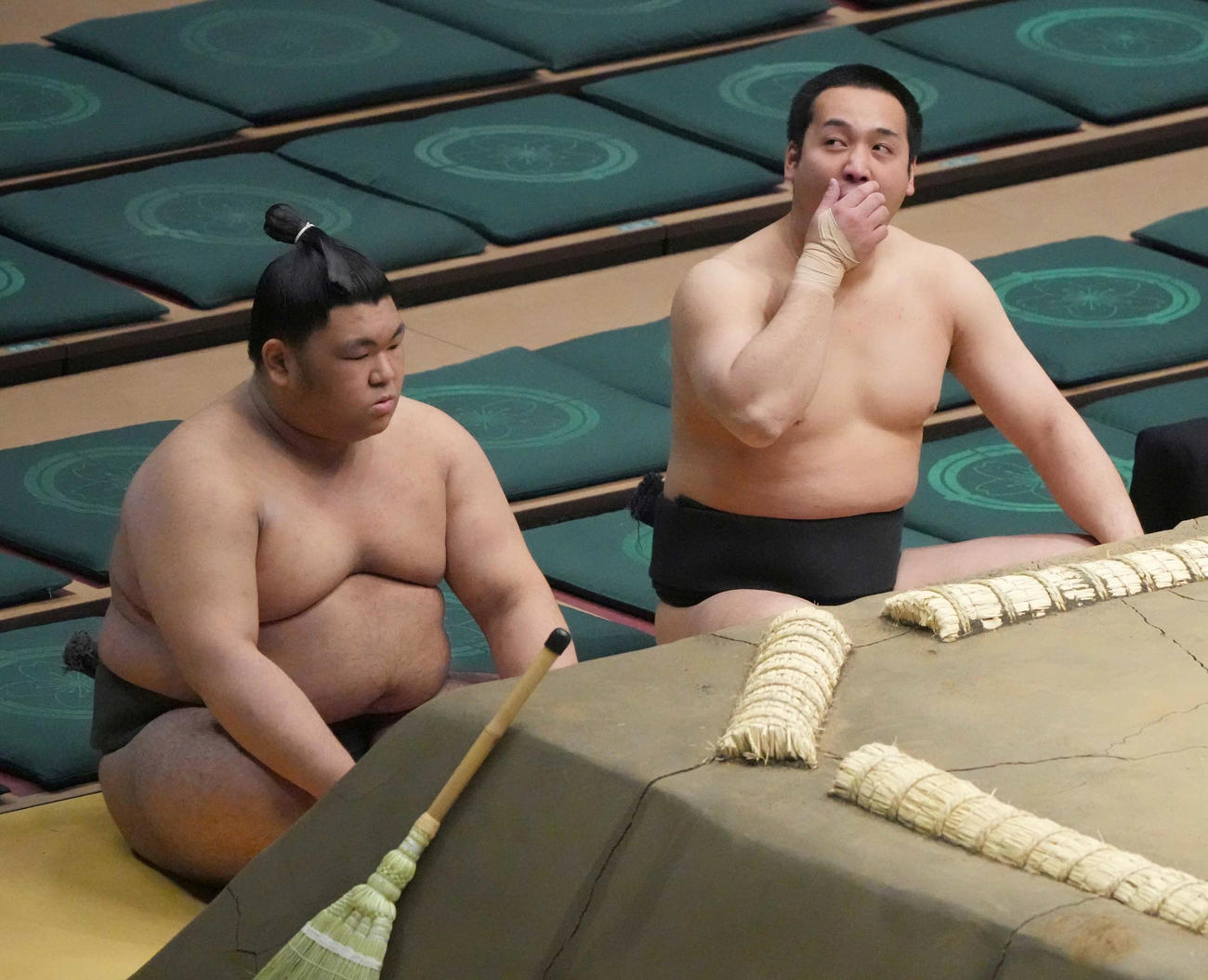 前相撲で眠そうにあくびをする須山。左は町（撮影・小沢裕）