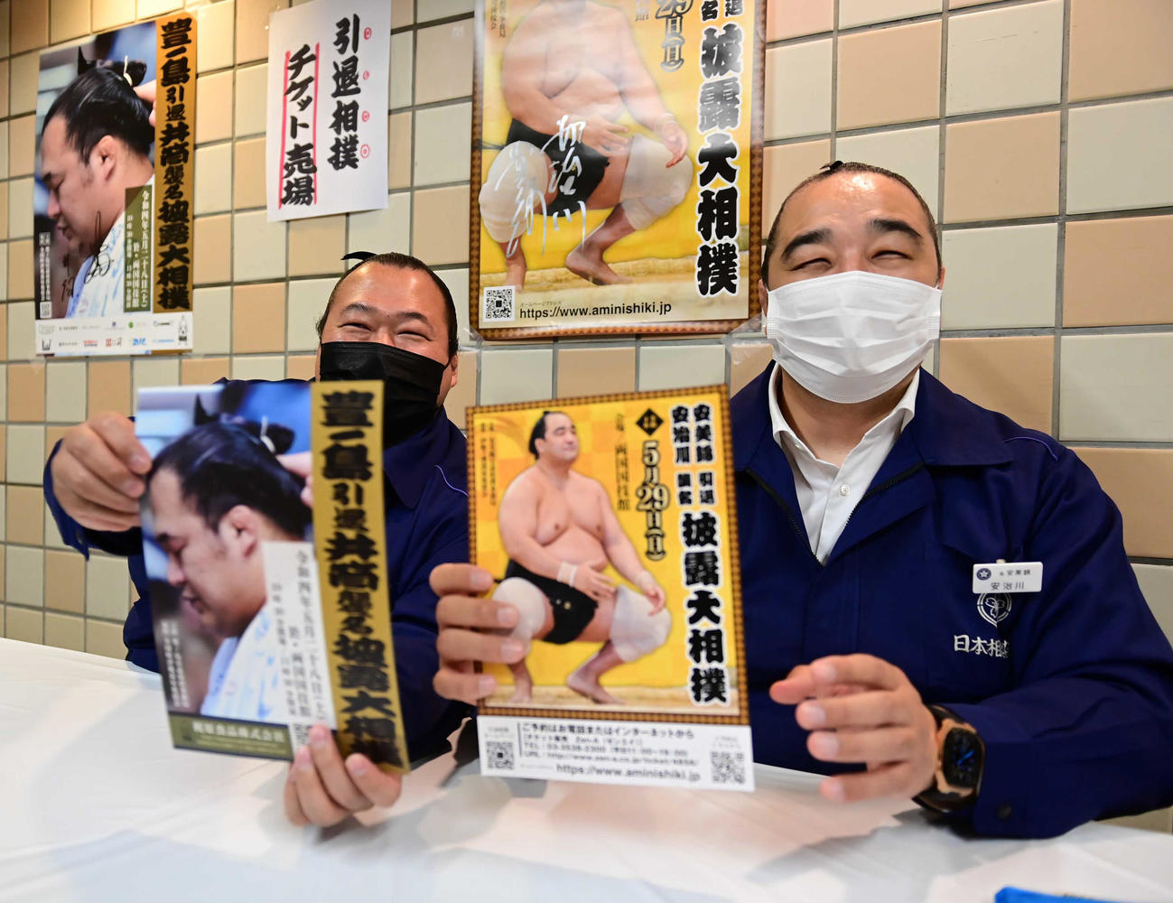 館内に設置されたチケット売り場で夏場所後に行われる引退相撲のチケットをPRする元豊ノ島の井筒親方（左）と元安美錦の安治川親方（撮影・小沢裕）