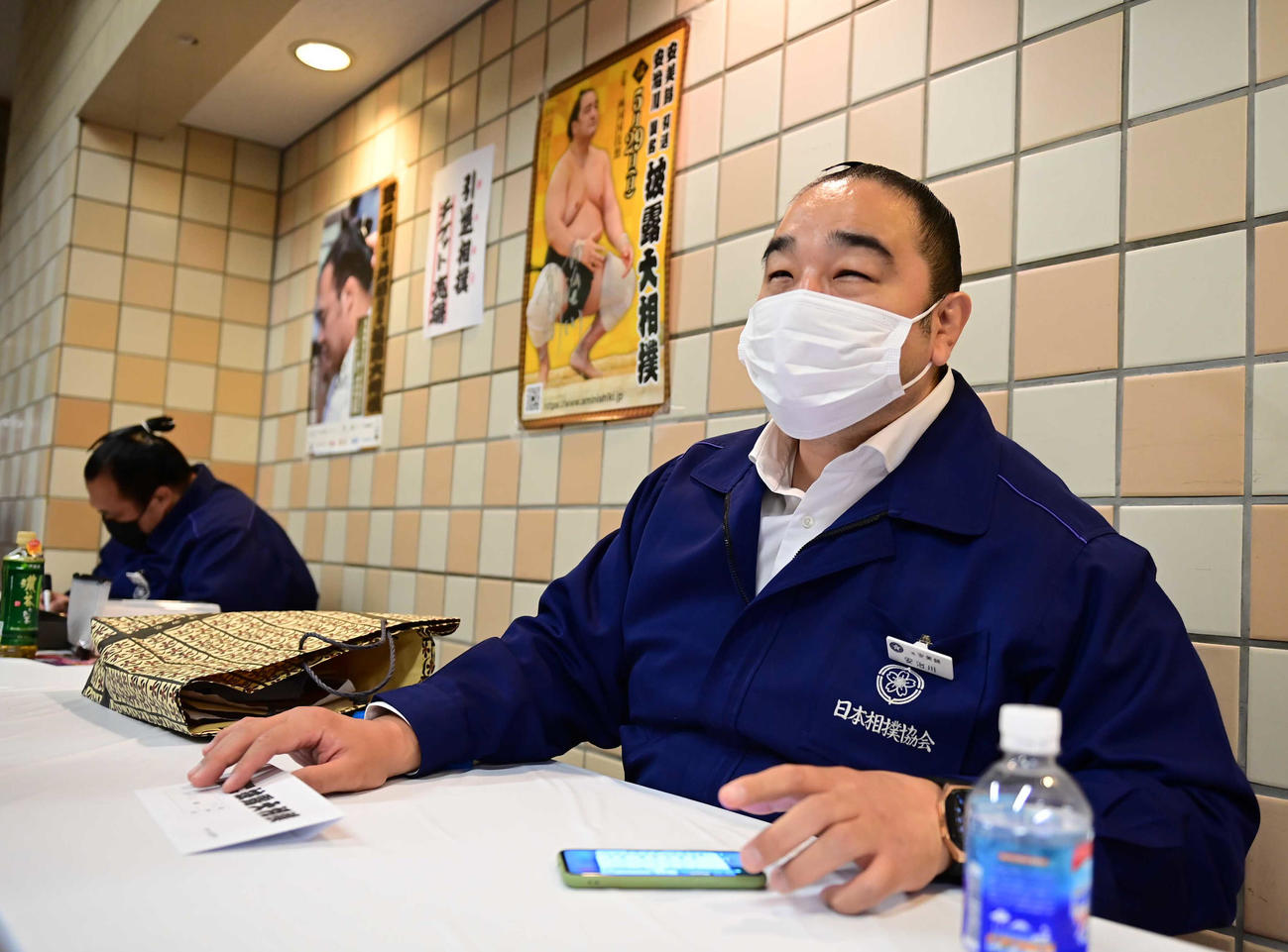館内に設置されたチケット売り場で夏場所後に行われる引退相撲のチケットを販売する元安美錦の安治川親方（撮影・小沢裕）