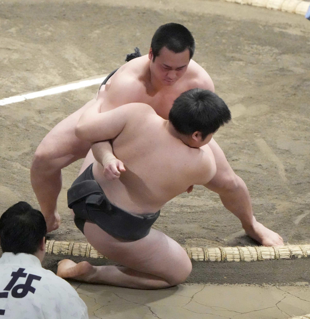 前相撲で山田海（手前）を破る須山（撮影・小沢裕）