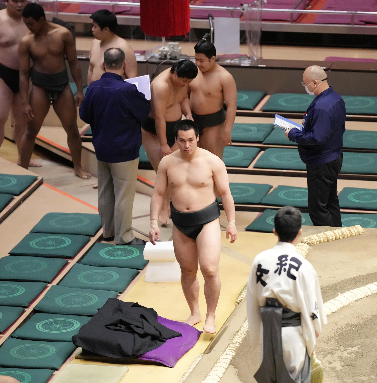 前相撲で土俵入りをする須山（撮影・菅敏）