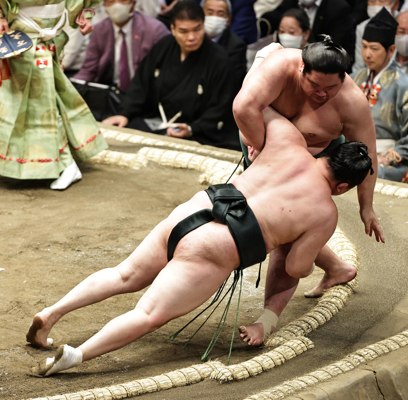 千代翔馬（下）を小手投げで破る錦木（撮影・中島郁夫）
