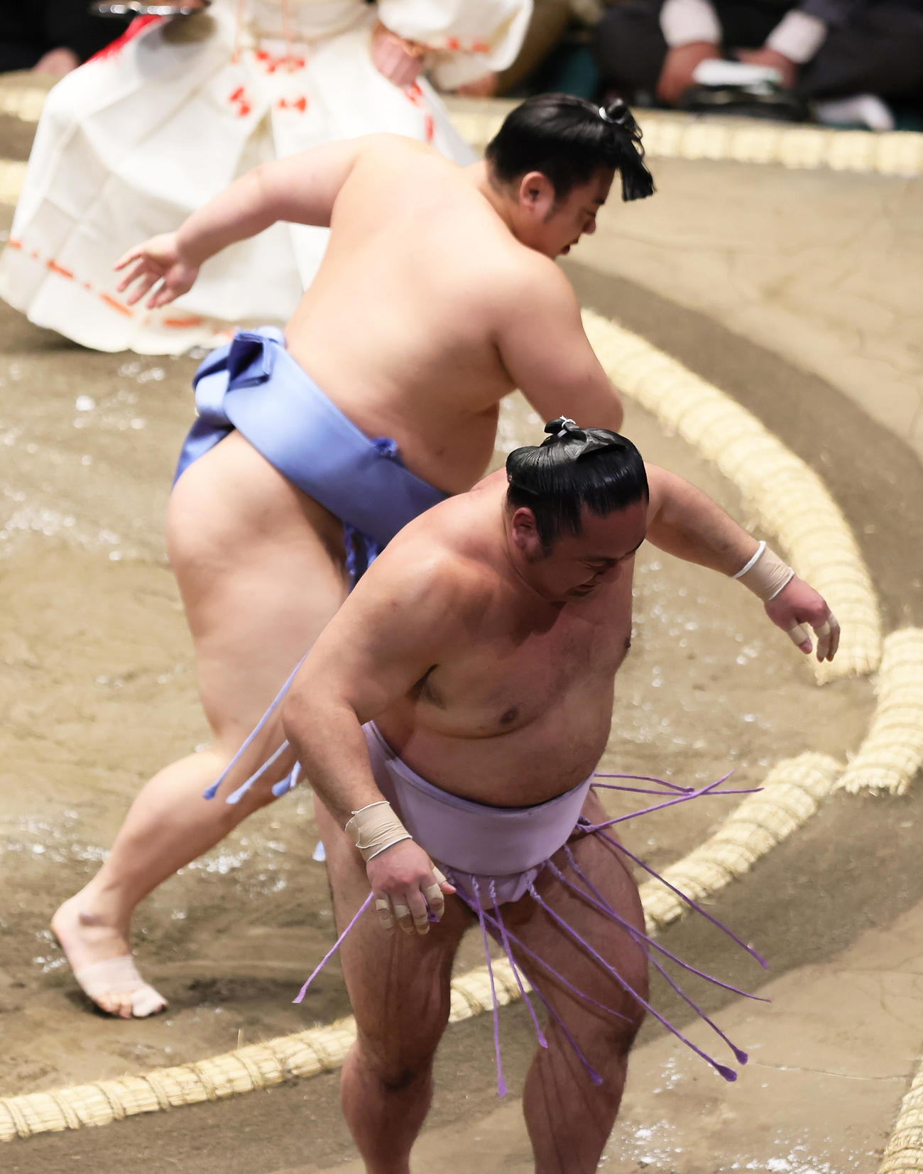 翔猿（左）は押し出しで琴恵光を破る（撮影・足立雅史）