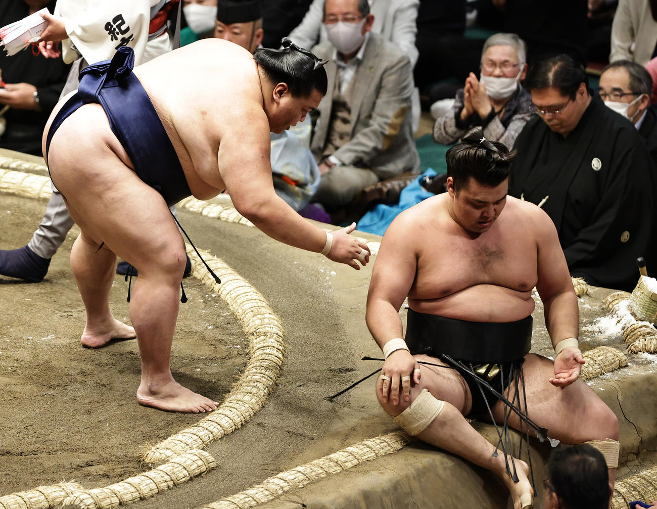 小手投げで破った霧馬山（右）に手を差し出す御嶽海（撮影・中島郁夫）