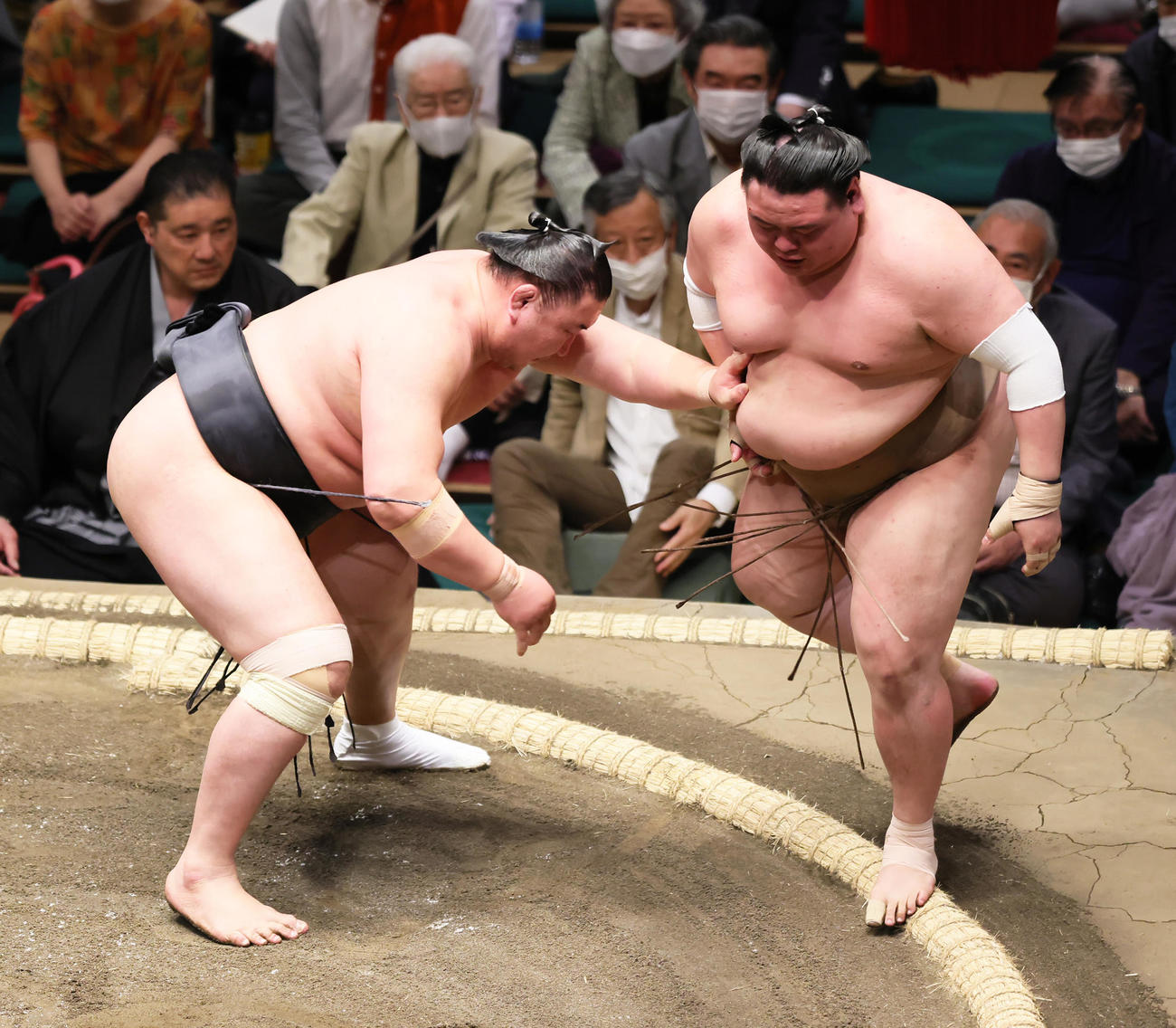 荒篤山（右）を押し出しで破る東龍（撮影・足立雅史）