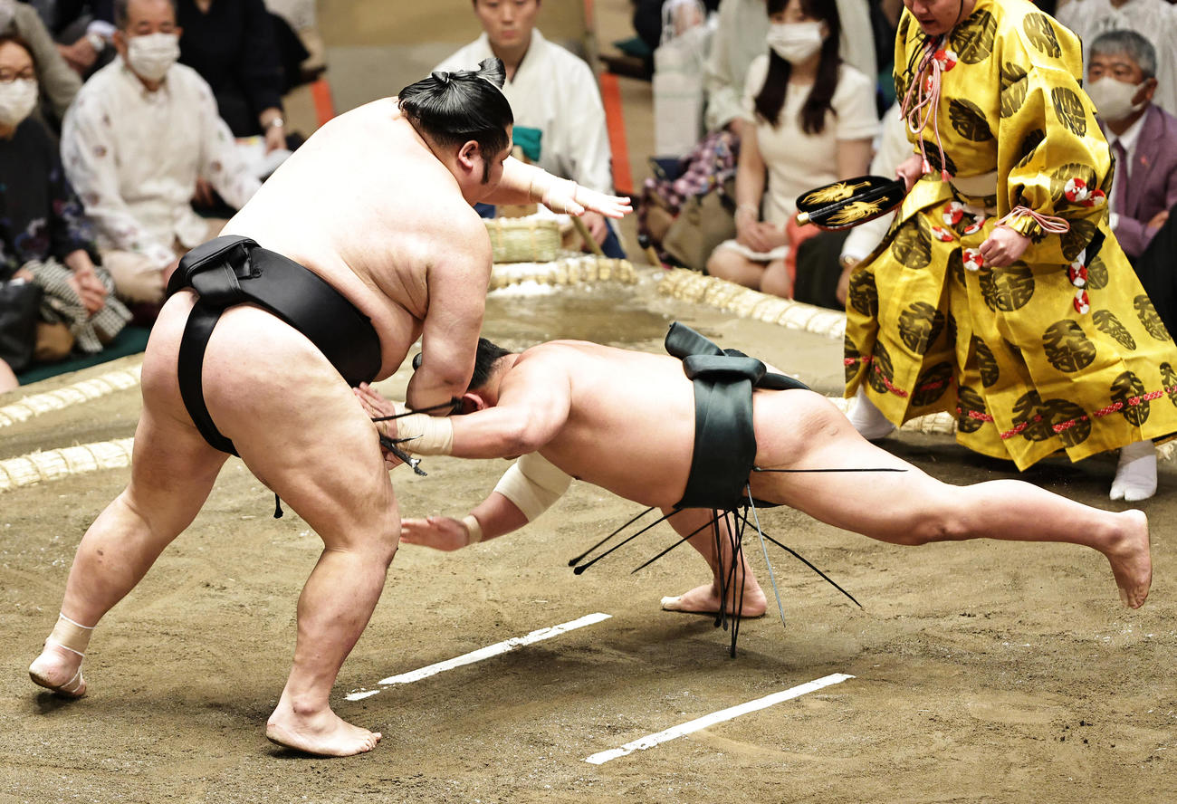 翠富士（右）をとっくり投げで破る千代大龍（撮影・中島郁夫）