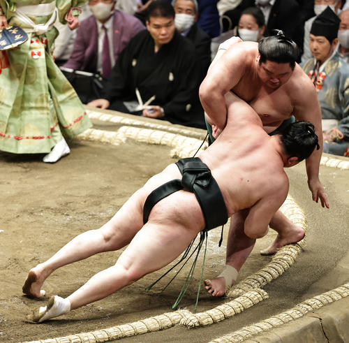 千代翔馬（下）を小手投げで破る錦木（撮影・中島郁夫）