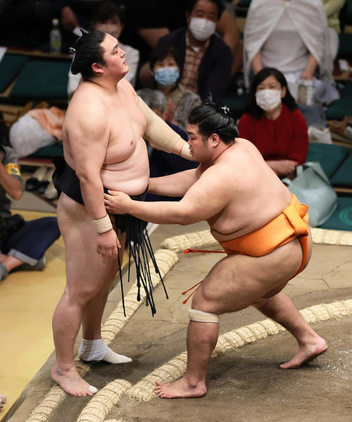 隠岐の海（左）を押し出しで破る志摩ノ海（撮影・足立雅史）