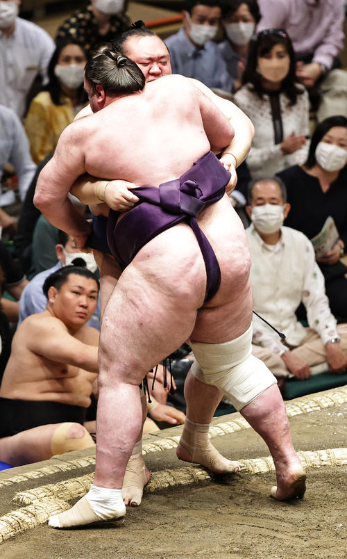宝富士（上）を寄り切りで破る栃ノ心（撮影・中島郁夫）