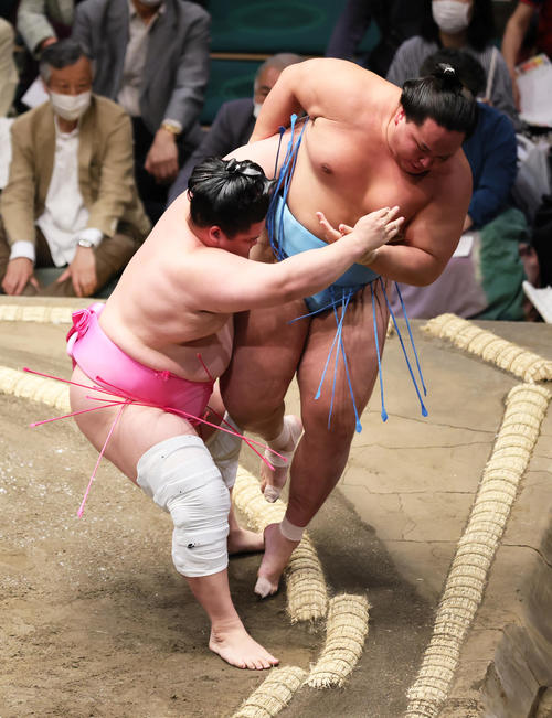 琴勝峰（右）を寄り切りで破る宇良（撮影・足立雅史）