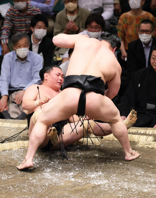 若元春（手前）に押し倒しで敗れる照強（撮影・足立雅史）