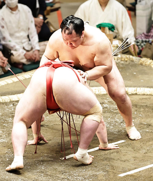 阿武咲（下）を引き落としで破る北勝富士（撮影・中島郁夫）