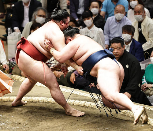 玉鷲（右）を下手出し投げで破る隆の勝（撮影・中島郁夫）