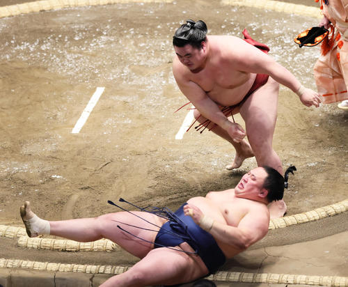 玉鷲（手前）は隆の勝に下手出し投げで敗れる（撮影・足立雅史）