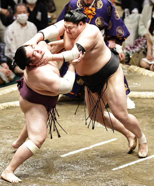 遠藤（左）にのど輪を浴びせる阿炎（撮影・中島郁夫）