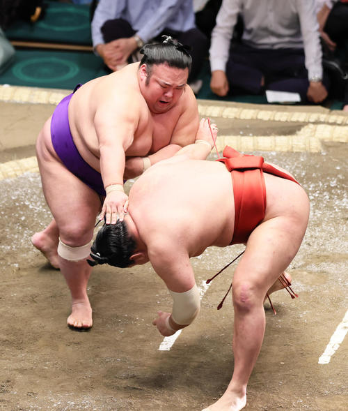 貴景勝（左）は突き落としで豊昇龍を下す（撮影・足立雅史）