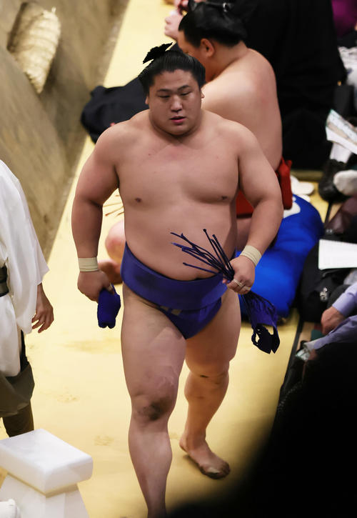 大栄翔にはたき込みで敗れた若隆景（撮影・足立雅史）