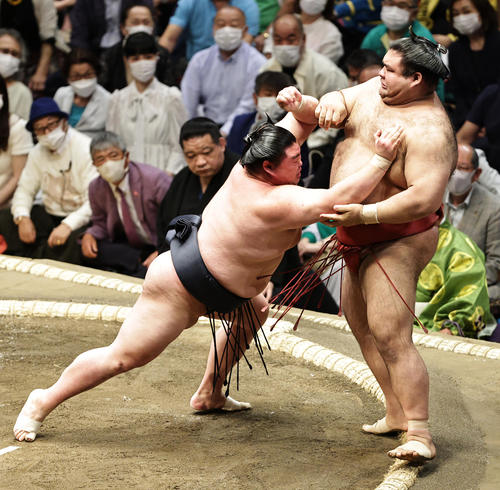 高安（右）を押し出しで破る正代（撮影・中島郁夫）