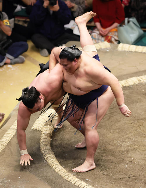 霧馬山（左）を小手投げで下す御嶽海（撮影・足立雅史）