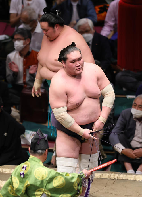 琴ノ若（後方）を寄り切りで下した照ノ富士（撮影・足立雅史）